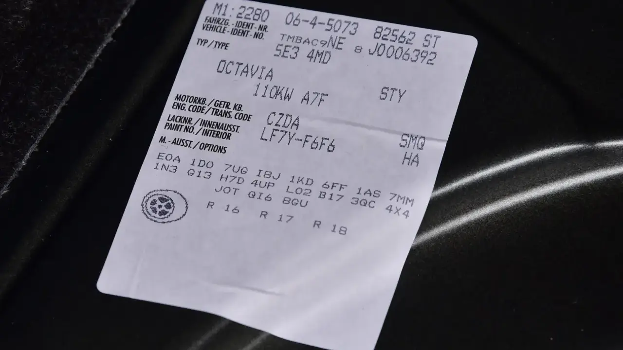Naklejka z danymi pojazdu, w tym kod silnika po VIN VW dla Octavii.