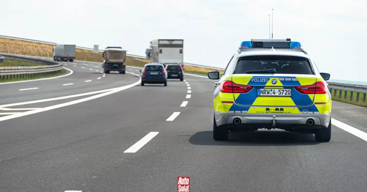 Niemieckie autostrady bez limitu, gdzie policja pilnuje porządku. Na drodze radiowóz i inne pojazdy.