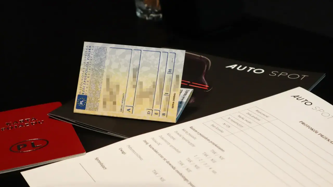 Sprzedaż samochodu: jakie dokumenty przekazać kupującemu? Dowód rejestracyjny, karta pojazdu, kluczyki i polisa OC to podstawa.