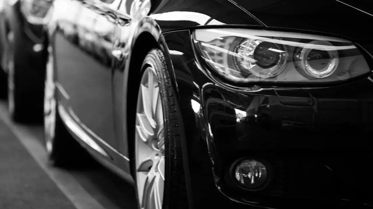 Błyszczące, czarne auto w rzędzie. Czy można sprzedać auto bez przeglądu? To pytanie nurtuje wielu kierowców.