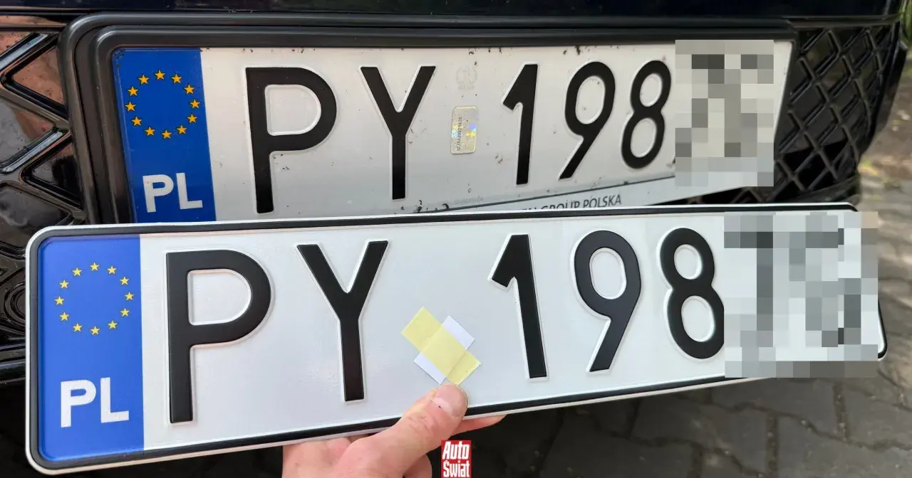 Dwie polskie tablice rejestracyjne, jedna nad drugą. Na górnej widać nalepkę z hologramem. Dolna jest nowa, z taśmą klejącą.