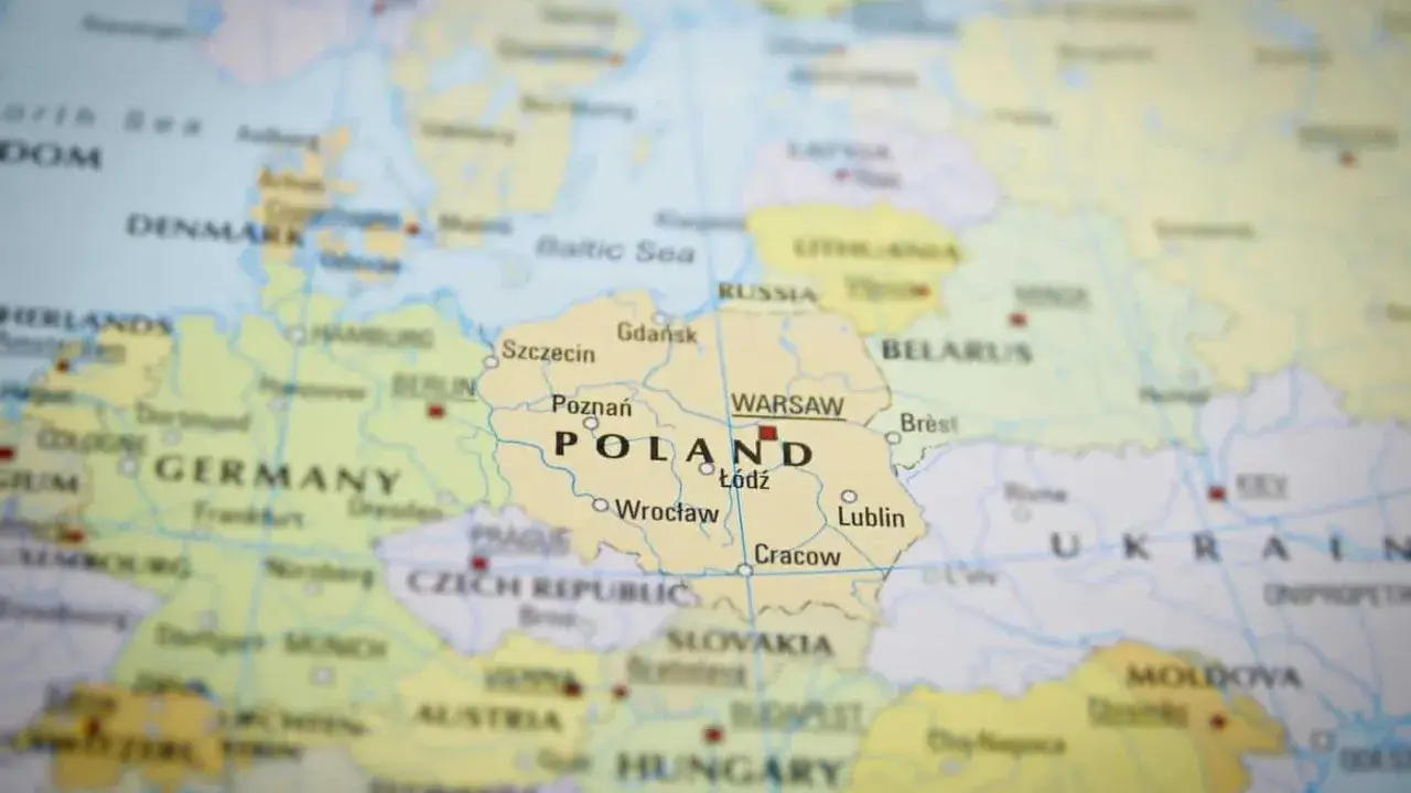Mapa Europy z zaznaczoną Polską. Zastanawiasz się, gdzie najłatwiej zdać prawo jazdy w Europie? Polska może być dobrym wyborem.