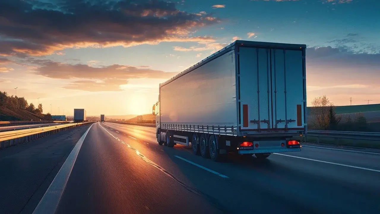 Ciężarówka na autostradzie o zachodzie słońca. System track&trace śledzenie zapewnia bezpieczeństwo każdej przesyłki.