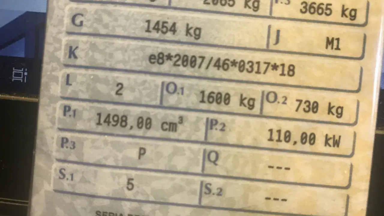 Dane techniczne pojazdu: masa własna 1454 kg, dopuszczalna masa całkowita 3665 kg. Jak obliczyć ładowność pojazdu? Odejmiesz masę własną od dopuszczalnej masy całkowitej.
