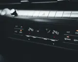 Panel klimatyzacji samochodowej z wyświetlaczem temperatury 24.0. Objawy uszkodzony skraplacz klimatyzacji mogą być trudne do zauważenia na pierwszy rzut oka.