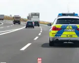 Niemieckie autostrady bez limitu, gdzie policja pilnuje porządku. Na drodze radiowóz i inne pojazdy.