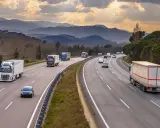 Ciężarówki na autostradzie, symbolizujące transport i logistykę, gdzie co to jest kabotaż odgrywa kluczową rolę w przewozach międzynarodowych.