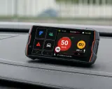 Na ekranie Yanosik GTm wyświetla 50 km/h, ostrzeżenie o fotoradarze i adres. Czy Yanosik jest legalny? Tak, jego używanie jest dozwolone.