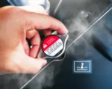 Para otworzyć chłodnicę, gdy silnik jest przegrzany, grozi poparzeniem. Widać parę wydobywającą się z okolic korka.
