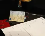 Sprzedaż samochodu: jakie dokumenty przekazać kupującemu? Dowód rejestracyjny, karta pojazdu, kluczyki i polisa OC to podstawa.