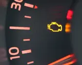 Żółty, migający check engine na desce rozdzielczej. Czas na wizytę u mechanika.