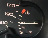 Wskaźnik pokazuje temperaturę płynu chłodniczego diesel. Igła jest blisko 90°C, co jest normalne.