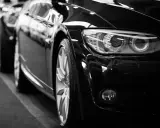 Błyszczące, czarne auto w rzędzie. Czy można sprzedać auto bez przeglądu? To pytanie nurtuje wielu kierowców.