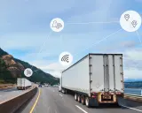 Ciężarówki na autostradzie, połączone ikonami symbolizującymi lokalizację, sygnał Wi-Fi, opłaty drogowe i całodobowe wsparcie, ilustrują nowoczesne systemy telematyczne w transporcie.