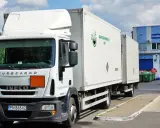 Biała ciężarówka Iveco z naczepą, gotowa do transportu odpadów niebezpiecznych. Na naczepie logo firmy "Zakład Utylizacji Odpadów Sp. z o.o. Konin".