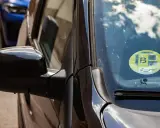 Naklejka z numerem "B" na szybie samochodu. Czy wszystkie szyby w samochodzie mają ten sam numer?