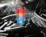 Para zacięty termostat objawy, widzimy parujący silnik i cyfrowy termometr wskazujący wysoką temperaturę.