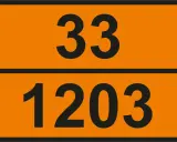 Pomarańczowa tablica z czarnymi numerami: 33 na górze i 1203 na dole. Te numery UN wskazują na niebezpieczny ładunek.