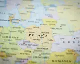 Mapa Europy z zaznaczoną Polską. Zastanawiasz się, gdzie najłatwiej zdać prawo jazdy w Europie? Polska może być dobrym wyborem.
