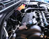 Silnik samochodowy z widocznym napisem DOHC 16V. Może to być objaw nierównej pracy silnika na zimnym.