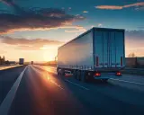 Ciężarówka na autostradzie o zachodzie słońca. System track&trace śledzenie zapewnia bezpieczeństwo każdej przesyłki.