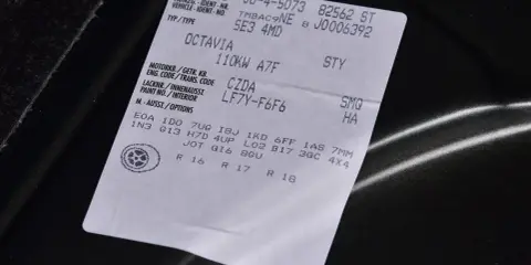 Naklejka z danymi pojazdu, w tym kod silnika po VIN VW dla Octavii.