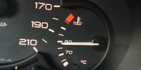 Wskaźnik pokazuje temperaturę płynu chłodniczego diesel. Igła jest blisko 90°C, co jest normalne.