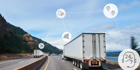 Ciężarówki na autostradzie, połączone ikonami symbolizującymi lokalizację, sygnał Wi-Fi, opłaty drogowe i całodobowe wsparcie, ilustrują nowoczesne systemy telematyczne w transporcie.