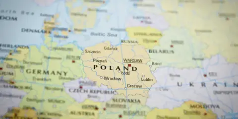 Mapa Europy z zaznaczoną Polską. Zastanawiasz się, gdzie najłatwiej zdać prawo jazdy w Europie? Polska może być dobrym wyborem.