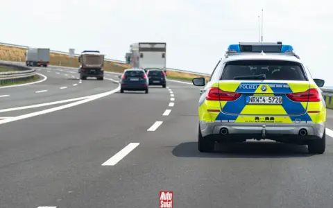 Niemieckie autostrady bez limitu, gdzie policja pilnuje porządku. Na drodze radiowóz i inne pojazdy.
