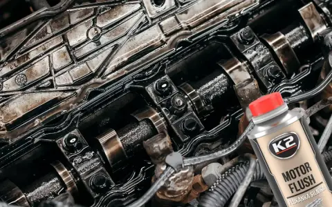Jak stosować płukankę do silnika? Zobacz, jak K2 Motor Flush czyści zanieczyszczony silnik od środka, usuwając nagar i osady.