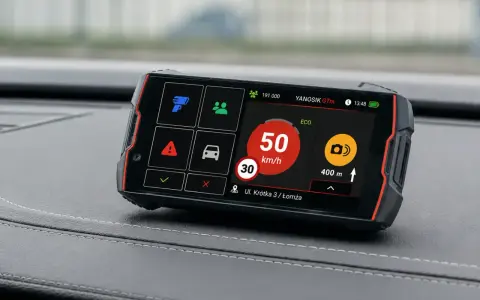 Na ekranie Yanosik GTm wyświetla 50 km/h, ostrzeżenie o fotoradarze i adres. Czy Yanosik jest legalny? Tak, jego używanie jest dozwolone.