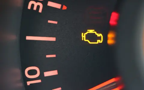 Żółty, migający check engine na desce rozdzielczej. Czas na wizytę u mechanika.