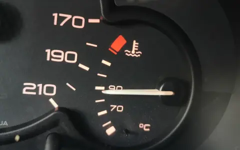 Wskaźnik pokazuje temperaturę płynu chłodniczego diesel. Igła jest blisko 90°C, co jest normalne.