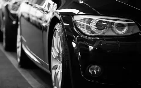 Błyszczące, czarne auto w rzędzie. Czy można sprzedać auto bez przeglądu? To pytanie nurtuje wielu kierowców.