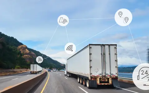 Ciężarówki na autostradzie, połączone ikonami symbolizującymi lokalizację, sygnał Wi-Fi, opłaty drogowe i całodobowe wsparcie, ilustrują nowoczesne systemy telematyczne w transporcie.
