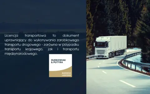 Biała ciężarówka jedzie krętą drogą przez las. Tekst informuje, że licencja krajowa uprawnia do transportu drogowego.