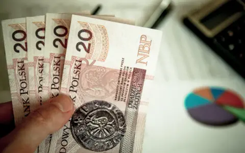 Dłoń trzyma kilka banknotów po 20 złotych. Kiedy mpp, warto mieć oszczędności.