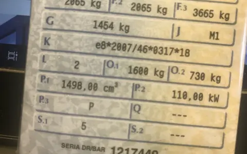 Dane techniczne pojazdu: masa własna 1454 kg, dopuszczalna masa całkowita 3665 kg. Jak obliczyć ładowność pojazdu? Odejmiesz masę własną od dopuszczalnej masy całkowitej.