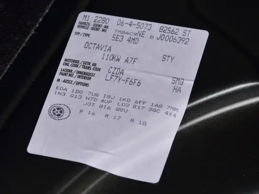 Naklejka z danymi pojazdu, w tym kod silnika po VIN VW dla Octavii.