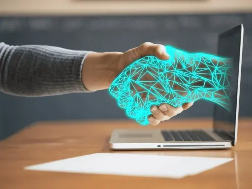 Dłoń wychodząca z laptopa, uścisk dłoni z cyfrową siatką. Ulga na powrót, gdy technologia łączy światy.
