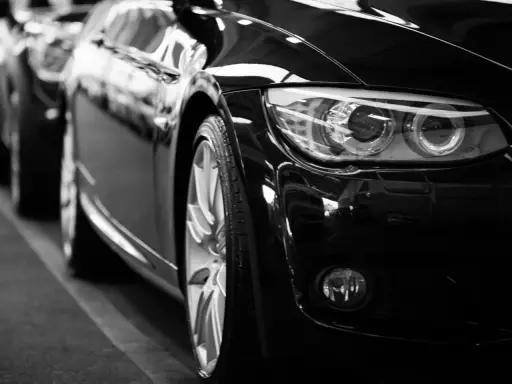 Błyszczące, czarne auto w rzędzie. Czy można sprzedać auto bez przeglądu? To pytanie nurtuje wielu kierowców.