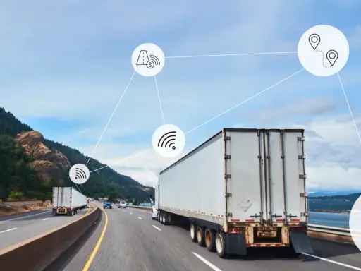 Ciężarówki na autostradzie, połączone ikonami symbolizującymi lokalizację, sygnał Wi-Fi, opłaty drogowe i całodobowe wsparcie, ilustrują nowoczesne systemy telematyczne w transporcie.