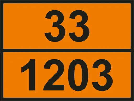 Pomarańczowa tablica z czarnymi numerami: 33 na górze i 1203 na dole. Te numery UN wskazują na niebezpieczny ładunek.