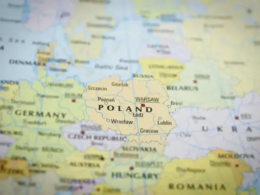 Mapa Europy z zaznaczoną Polską. Zastanawiasz się, gdzie najłatwiej zdać prawo jazdy w Europie? Polska może być dobrym wyborem.
