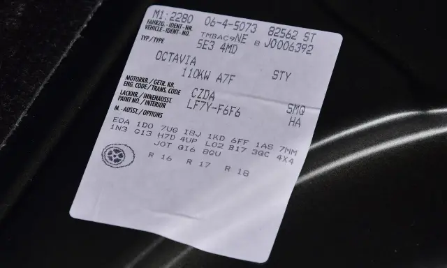 Naklejka z danymi pojazdu, w tym kod silnika po VIN VW dla Octavii.