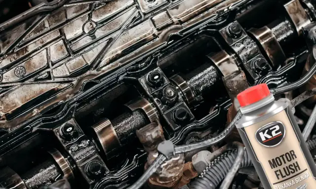 Jak stosować płukankę do silnika? Zobacz, jak K2 Motor Flush czyści zanieczyszczony silnik od środka, usuwając nagar i osady.