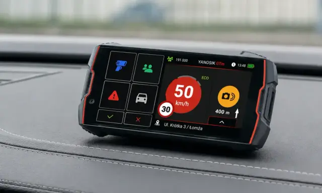 Na ekranie Yanosik GTm wyświetla 50 km/h, ostrzeżenie o fotoradarze i adres. Czy Yanosik jest legalny? Tak, jego używanie jest dozwolone.