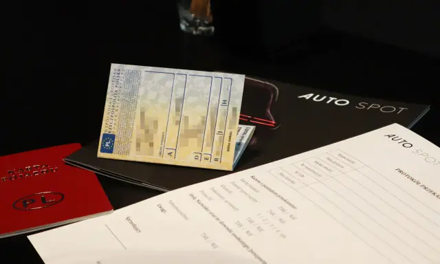 Sprzedaż samochodu: jakie dokumenty przekazać kupującemu? Dowód rejestracyjny, karta pojazdu, kluczyki i polisa OC to podstawa.