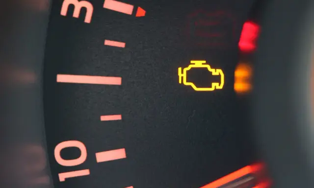 Żółty, migający check engine na desce rozdzielczej. Czas na wizytę u mechanika.